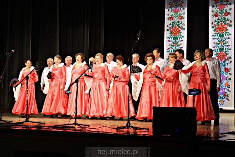Koncert ?Folkowy Dzień Kobiet? Stowarzyszenia Seniorów ZPiT Rzeszowiacy