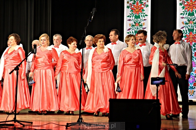 Koncert ?Folkowy Dzień Kobiet? Stowarzyszenia Seniorów ZPiT Rzeszowiacy