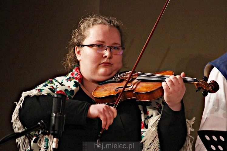 Koncert ?Folkowy Dzień Kobiet? Stowarzyszenia Seniorów ZPiT Rzeszowiacy