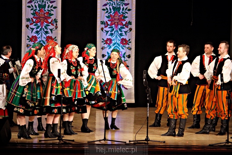 Koncert ?Folkowy Dzień Kobiet? Stowarzyszenia Seniorów ZPiT Rzeszowiacy