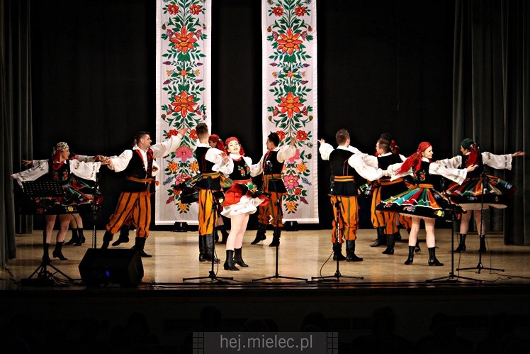 Koncert ?Folkowy Dzień Kobiet? Stowarzyszenia Seniorów ZPiT Rzeszowiacy