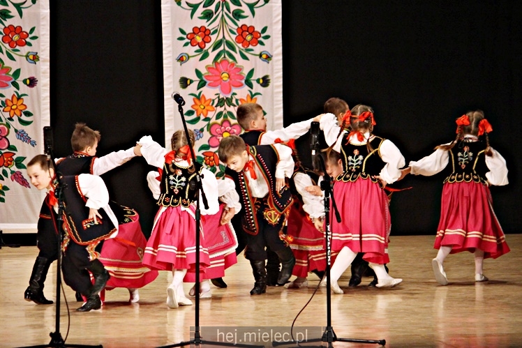 Koncert ?Folkowy Dzień Kobiet? Stowarzyszenia Seniorów ZPiT Rzeszowiacy