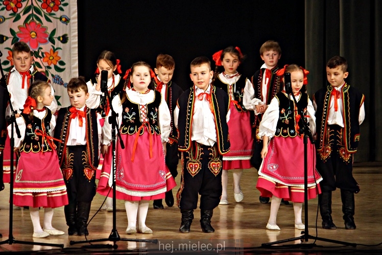Koncert ?Folkowy Dzień Kobiet? Stowarzyszenia Seniorów ZPiT Rzeszowiacy