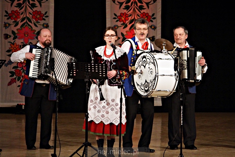 Koncert ?Folkowy Dzień Kobiet? Stowarzyszenia Seniorów ZPiT Rzeszowiacy