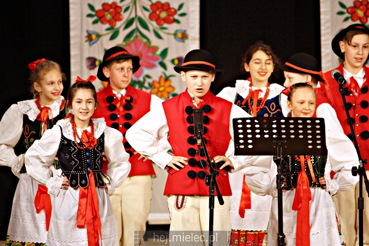 Koncert ?Folkowy Dzień Kobiet? Stowarzyszenia Seniorów ZPiT Rzeszowiacy