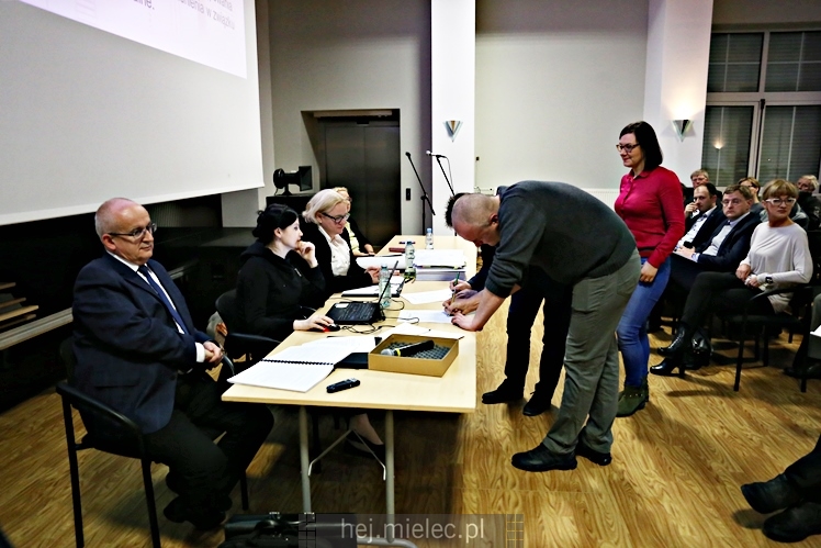 Otwarta rozprawa administracyjna dotycząca firmy Kronospan