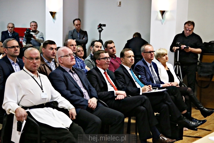 Otwarta rozprawa administracyjna dotycząca firmy Kronospan