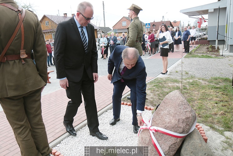 Nadanie imion Dębom Niezłomnych, inscenizacja bitwy NSZ - NKWD