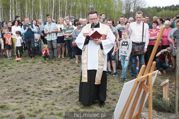 Nadanie imion Dębom Niezłomnych, inscenizacja bitwy NSZ - NKWD