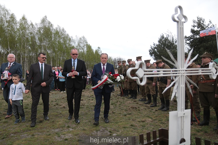Nadanie imion Dębom Niezłomnych, inscenizacja bitwy NSZ - NKWD