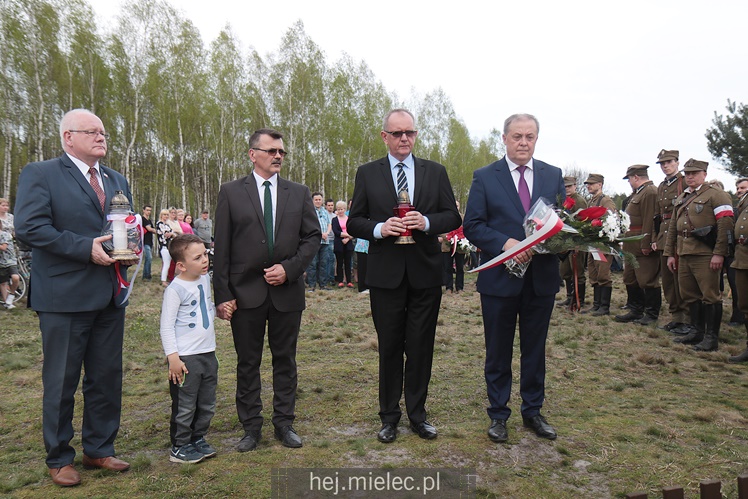 Nadanie imion Dębom Niezłomnych, inscenizacja bitwy NSZ - NKWD