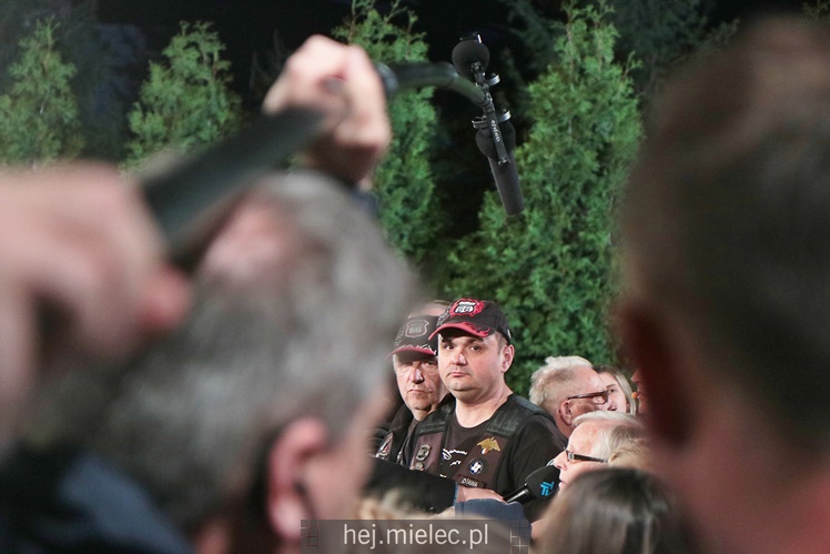 TVN nadawał na żywo z Tuszymy