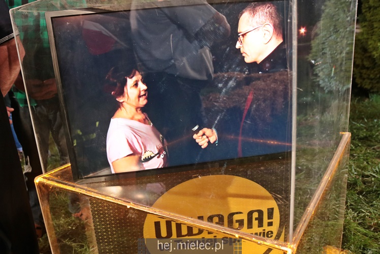 TVN nadawał na żywo z Tuszymy