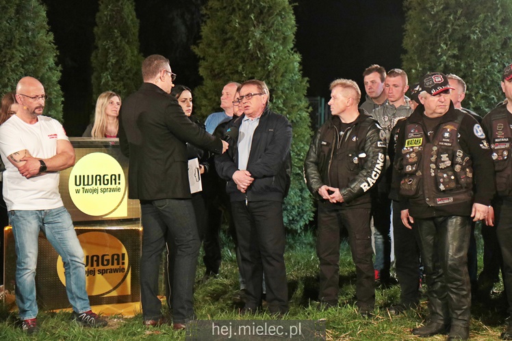 TVN nadawał na żywo z Tuszymy
