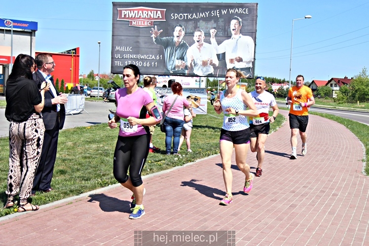 II Mielecka Dycha z JOY FITNESS: biegacze na ulicy Szafera