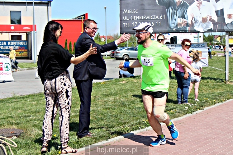 II Mielecka Dycha z JOY FITNESS: biegacze na ulicy Szafera