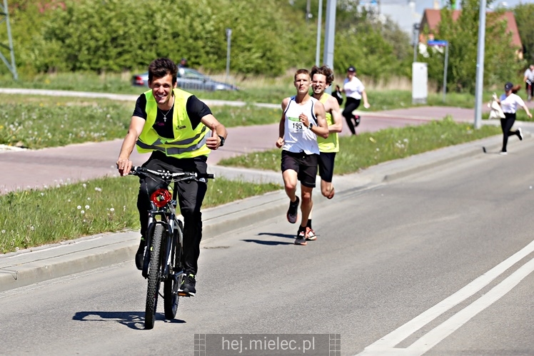 II Mielecka Dycha z JOY FITNESS: biegacze na ulicy Szafera