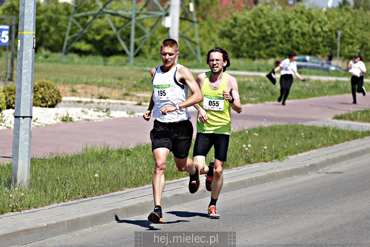 II Mielecka Dycha z JOY FITNESS: biegacze na ulicy Szafera