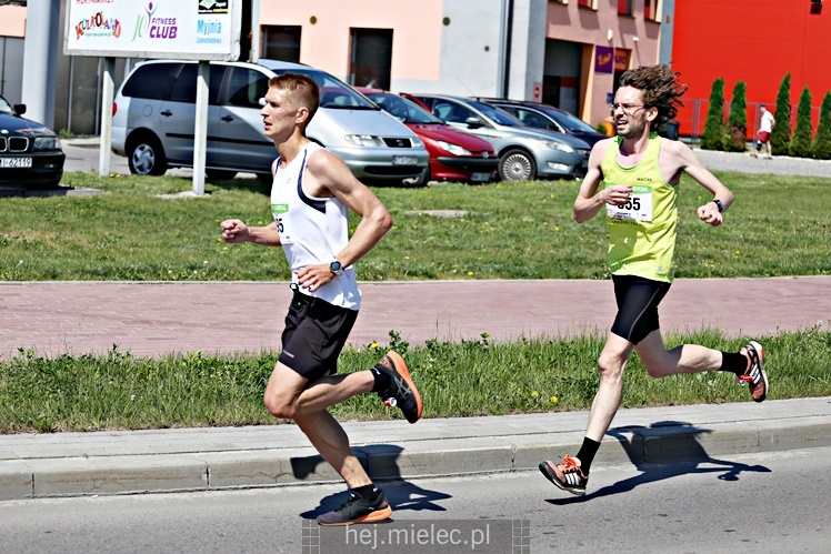 II Mielecka Dycha z JOY FITNESS: biegacze na ulicy Szafera