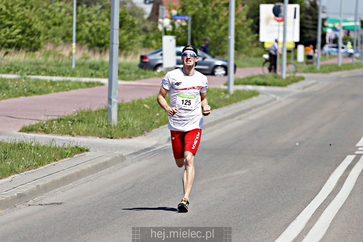 II Mielecka Dycha z JOY FITNESS: biegacze na ulicy Szafera