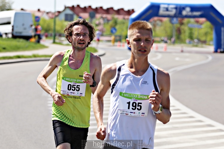 II Mielecka Dycha z JOY FITNESS: biegacze na ulicy Szafera