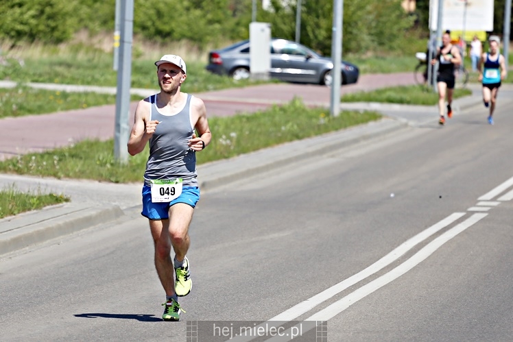 II Mielecka Dycha z JOY FITNESS: biegacze na ulicy Szafera