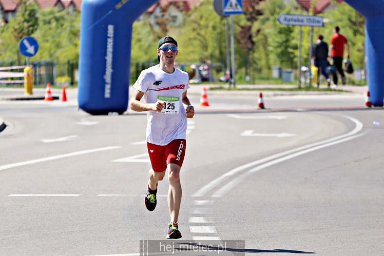II Mielecka Dycha z JOY FITNESS: biegacze na ulicy Szafera
