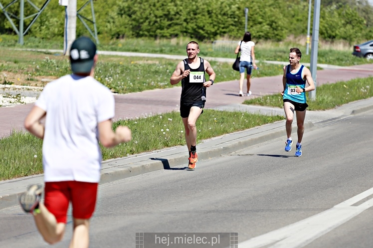 II Mielecka Dycha z JOY FITNESS: biegacze na ulicy Szafera