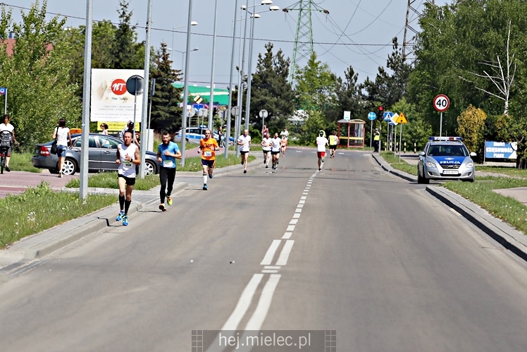 II Mielecka Dycha z JOY FITNESS: biegacze na ulicy Szafera