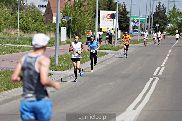 II Mielecka Dycha z JOY FITNESS: biegacze na ulicy Szafera