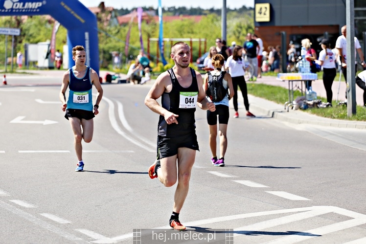 II Mielecka Dycha z JOY FITNESS: biegacze na ulicy Szafera