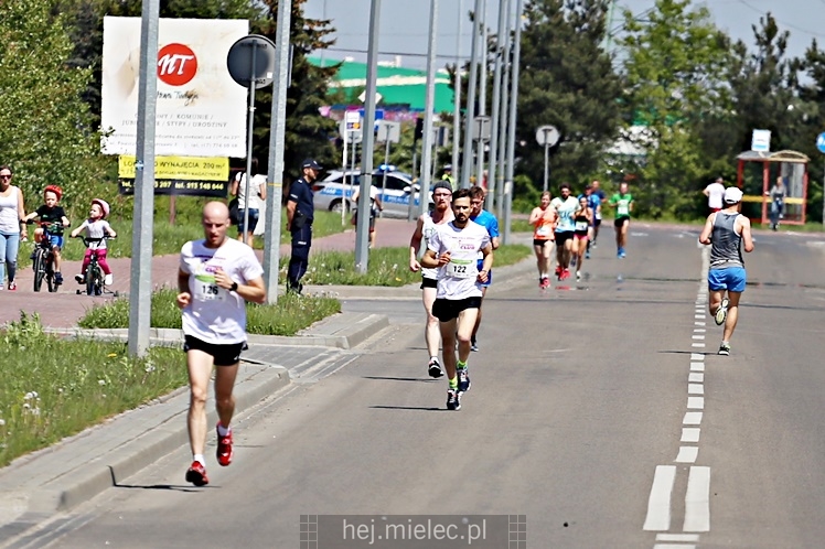II Mielecka Dycha z JOY FITNESS: biegacze na ulicy Szafera