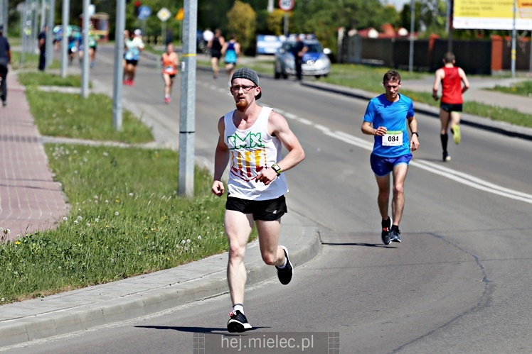 II Mielecka Dycha z JOY FITNESS: biegacze na ulicy Szafera