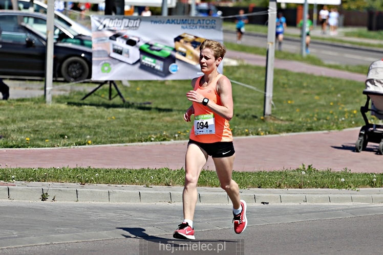 II Mielecka Dycha z JOY FITNESS: biegacze na ulicy Szafera