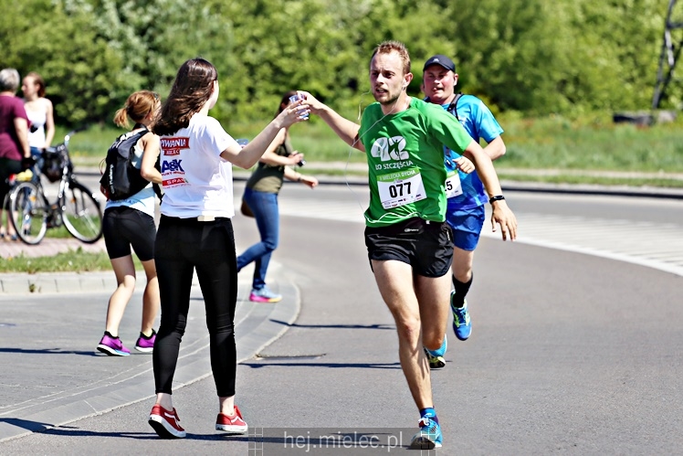 II Mielecka Dycha z JOY FITNESS: biegacze na ulicy Szafera