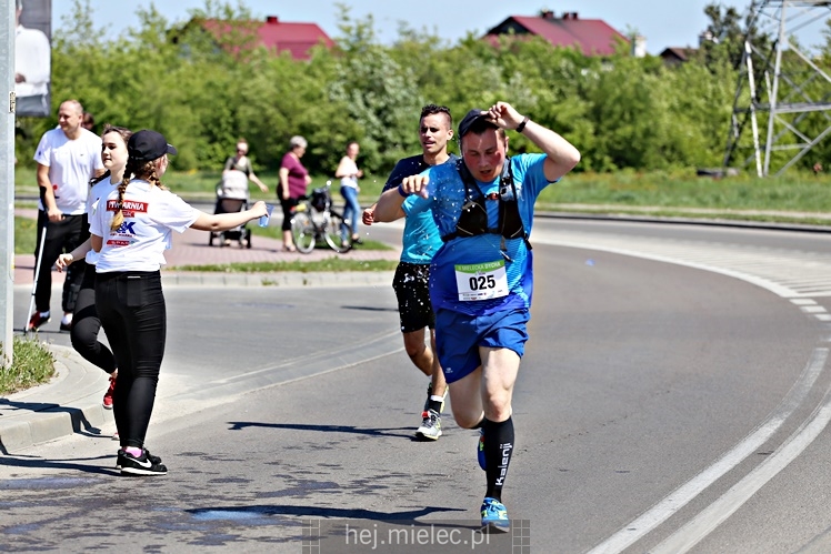 II Mielecka Dycha z JOY FITNESS: biegacze na ulicy Szafera