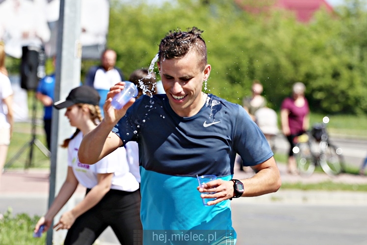 II Mielecka Dycha z JOY FITNESS: biegacze na ulicy Szafera