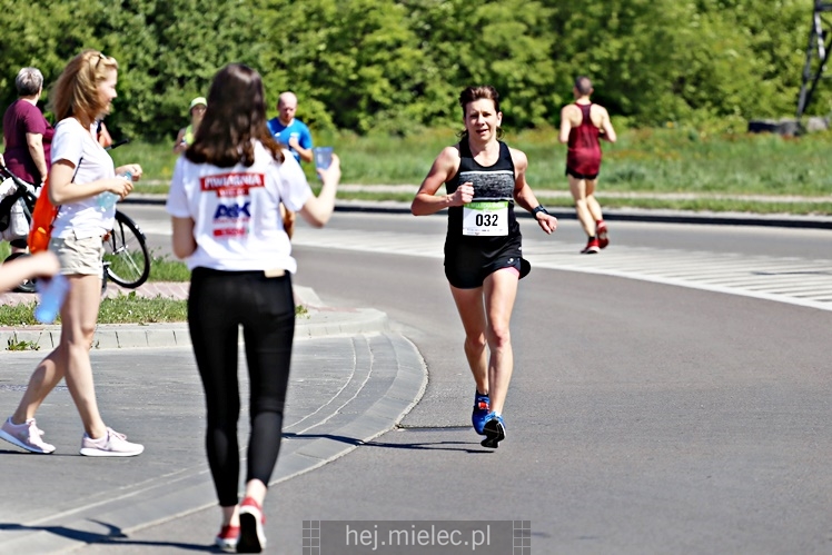 II Mielecka Dycha z JOY FITNESS: biegacze na ulicy Szafera