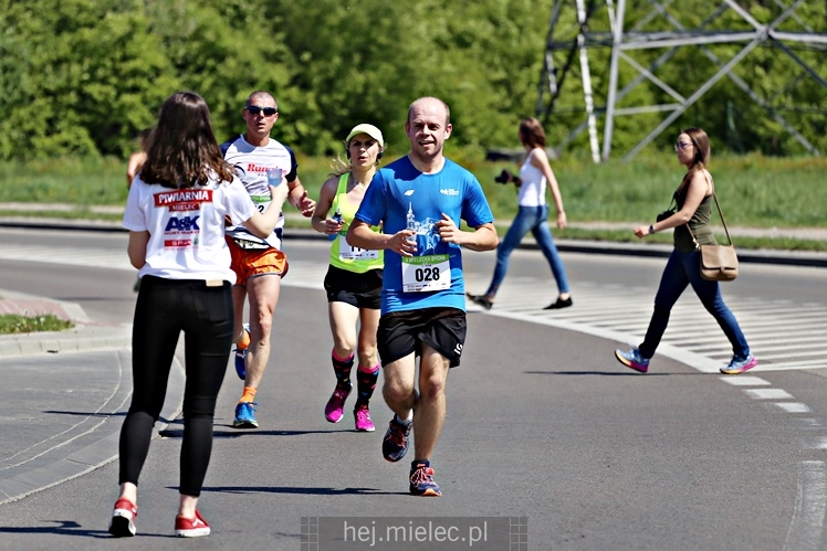 II Mielecka Dycha z JOY FITNESS: biegacze na ulicy Szafera