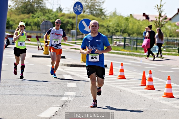 II Mielecka Dycha z JOY FITNESS: biegacze na ulicy Szafera