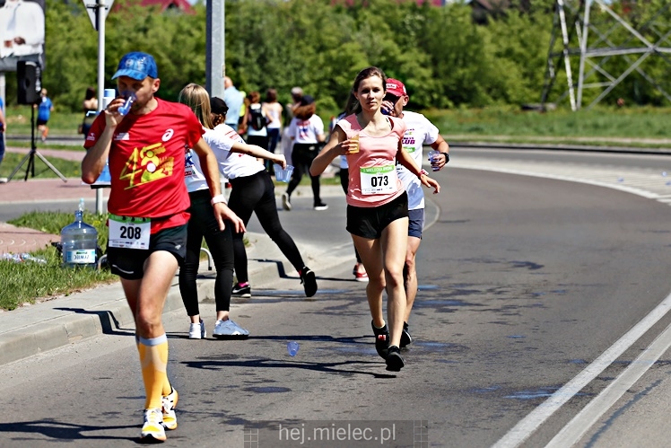 II Mielecka Dycha z JOY FITNESS: biegacze na ulicy Szafera