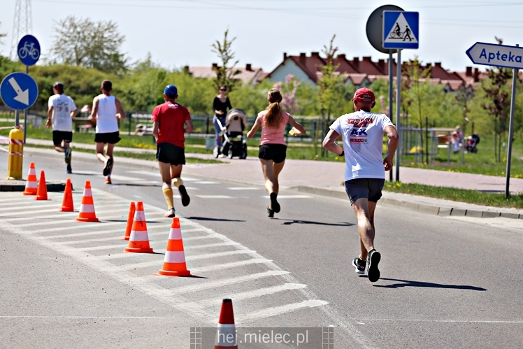 II Mielecka Dycha z JOY FITNESS: biegacze na ulicy Szafera