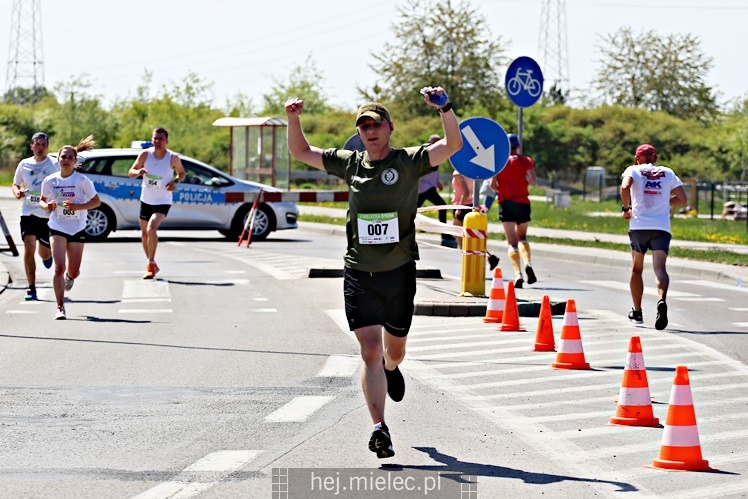 II Mielecka Dycha z JOY FITNESS: biegacze na ulicy Szafera