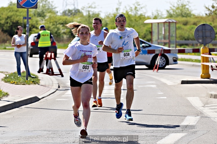 II Mielecka Dycha z JOY FITNESS: biegacze na ulicy Szafera