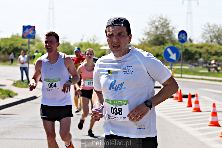 II Mielecka Dycha z JOY FITNESS: biegacze na ulicy Szafera