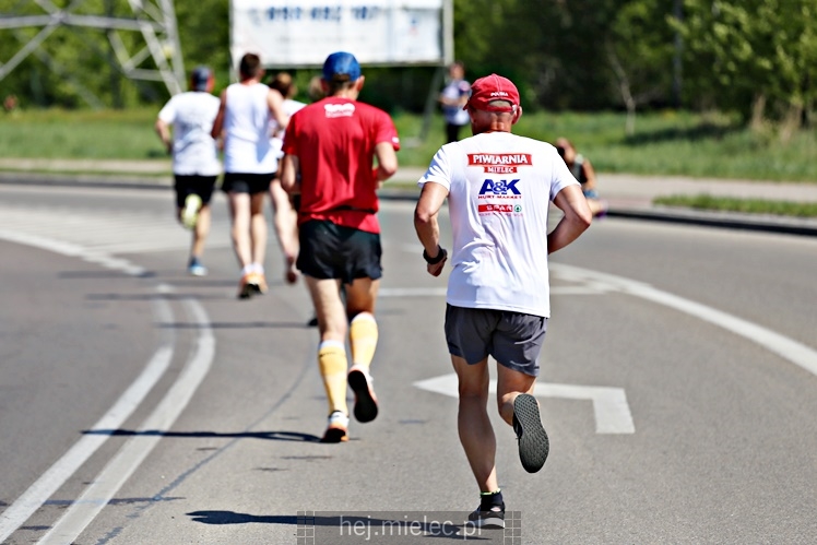 II Mielecka Dycha z JOY FITNESS: biegacze na ulicy Szafera