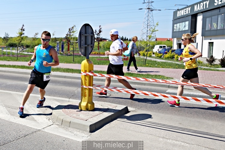 II Mielecka Dycha z JOY FITNESS: biegacze na ulicy Szafera