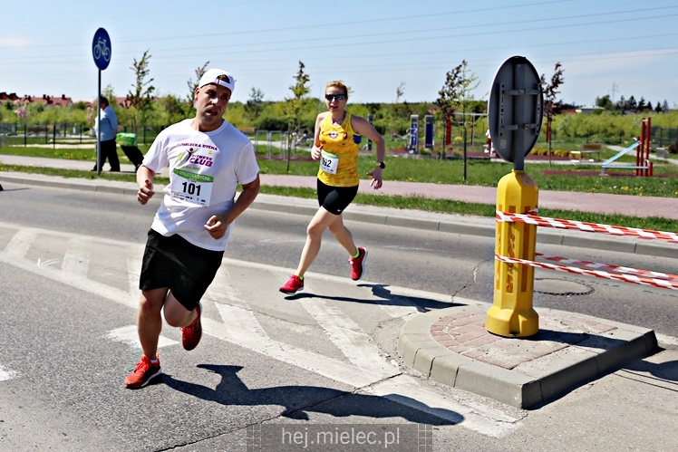 II Mielecka Dycha z JOY FITNESS: biegacze na ulicy Szafera