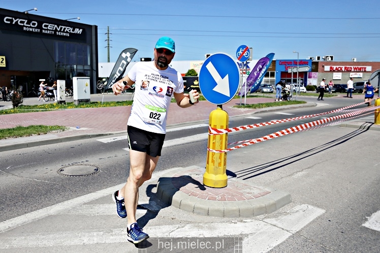 II Mielecka Dycha z JOY FITNESS: biegacze na ulicy Szafera