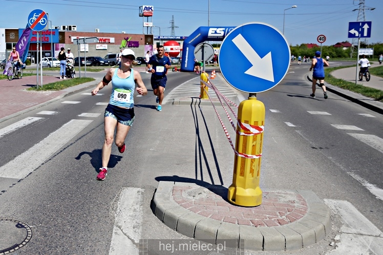 II Mielecka Dycha z JOY FITNESS: biegacze na ulicy Szafera